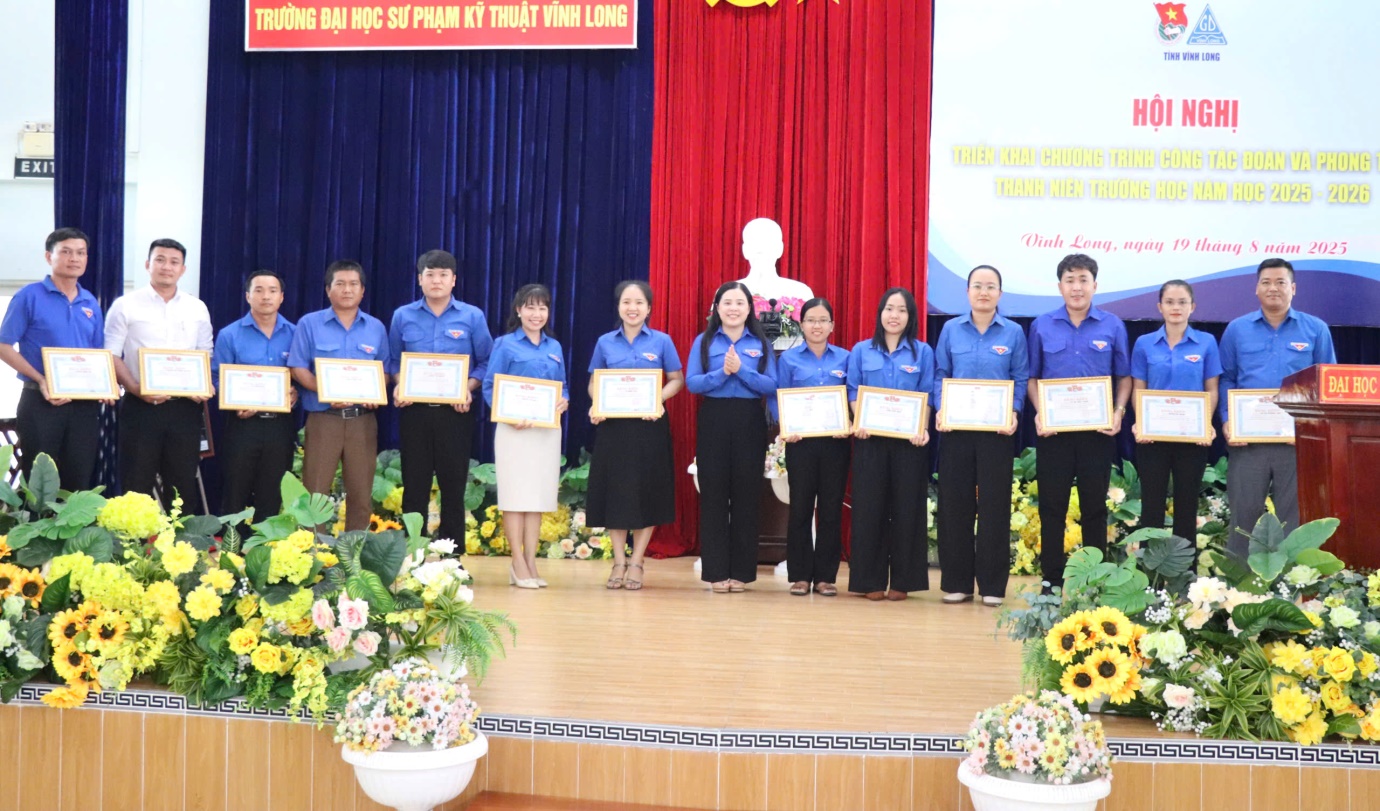 E:\PHAM NGO CAO VĂN PHÒNG TỈNH ĐOÀN\PHAM NGO CAO TỈNH DOAN VĨNH LONG\1. VĂN PHÒNG TỈNH ĐOÀN\1. CÔNG TÁC ĐOÀN TRƯỜNG HỌC QT\HN TK ĐOÀN ĐỘI NGÀY 20.8\TIN BÀI HN ĐOÀN\HÌNH ẢNH GỬI TG\ảnh 11.jpg