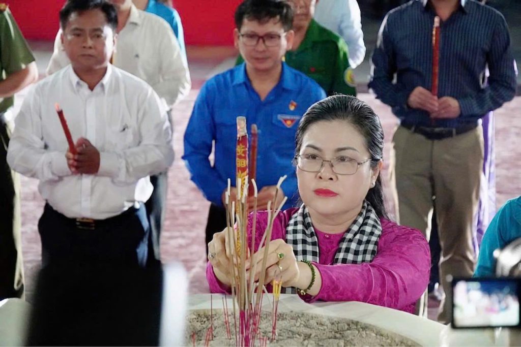 TUỔI TRẺ VĨNH LONG THẮP NẾN TRI ÂN CÁC ANH HÙNG LIỆT SĨ