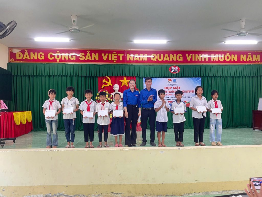 VĨNH LONG: TRAO HỌC BỔNG TỪ QUỸ VÌ VÙNG CAO VÀ HẢI ĐẢO VÀ CÂU LẠC BỘ “VÌ HOÀNG SA – TRƯỜNG SA THÂN YÊU” NĂM HỌC 2026 – 2027