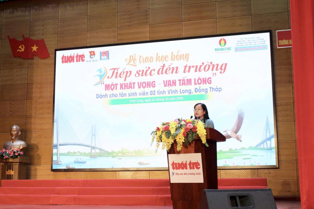 TỈNH ĐOÀN VĨNH LONG PHỐI HỢP BÁO ĐIỆN TỬ TUỔI TRẺ  TRAO HỌC BỔNG “TIẾP SỨC ĐẾN TRƯỜNG” CHO 86 TÂN SINH VIÊN KHÓ KHĂN